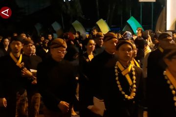 Ribuan kerabat dan abdi dalem ikuti kirab pusaka di Pura Mangkunegaran