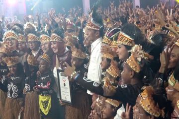Tarian Kolosal HAN Papua pecahkan rekor, Jokowi pesan terus berkarya
