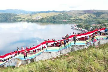 TNI bentangkan bendera merah putih di bukit Tungkuwiri Papua