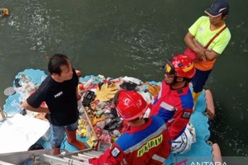 Gulkarmat Jakpus evakuasi jasad bayi di saluran Utan Kayu Jakpus