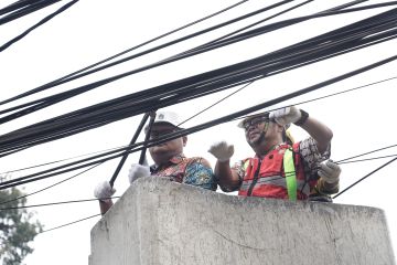 Bina Marga DKI potong kabel udara di Jalan Cikajang