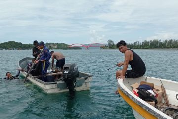 Ditpolair Polda Papua bantu PT AMJ pasang  pipa bawa laut ke Enggros