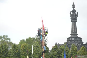 Bali mulai rangkaian bulan kebangsaan dengan panjat pinang