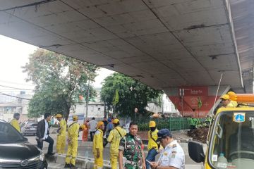 Progres penataan trotoar di kolong flyover Roxy capai 50 persen