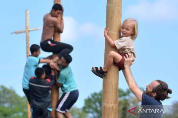 Panjat pinang memeriahkan HUT kemerdekaan di Bali