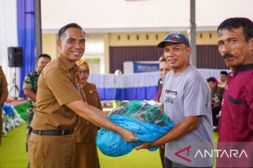 Pemkab Solok serahkan bantuan alat penangkapan ikan ke nelayan 