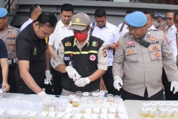 Polres Jakbar lakukan tes urine 119 personel