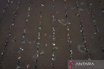 Warga memanen ribuan ikan air tawar di kolam PLTA Timo