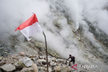 Melihat dinding kawah Candradimuka Gunung Lawu di ketinggian 2.550 mdpl