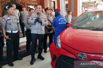 Saat kabur tak peduli polisi di kap mobil, sopir jadi tersangka