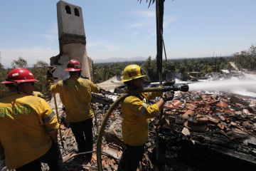 Sejumlah rumah hangus akibat kebakaran semak di Southern California