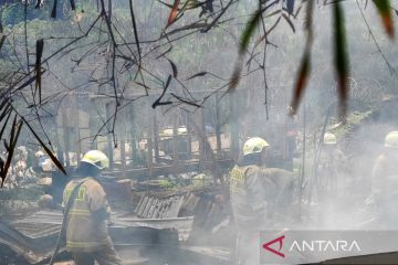 Lapak kayu bekas di Duren Sawit Jaktim terbakar