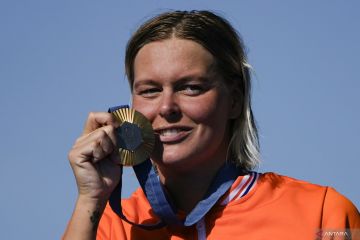 Van Rouwendaal sabet medali emas renang 10k maraton putri