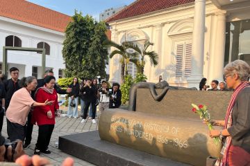 Megawati tinjau pameran karya Dolorosa Sinaga di Museum Nasional