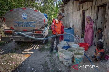 Distribusi air bersih untuk wilayah terdampak kekeringan di Semarang