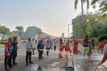 500 personel gabungan bersihkan kawasan Monas