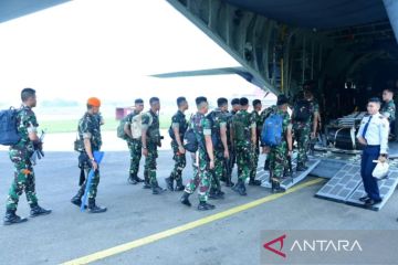 Petugas upacara dari TNI AU berangkat ke IKN dari Lanud Halim