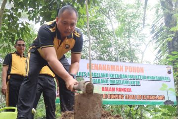 Polres Magelang Kota tanam pohon sentul di Gunung Tidar