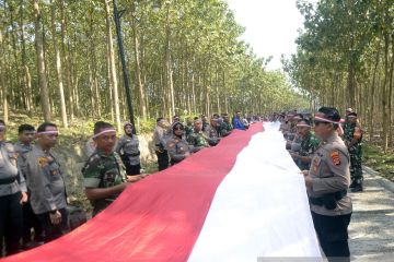 Pembentangan Bendera Merah Putih TNI-Polri&nbsp;