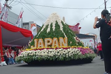 Tiga negara ikut parade kendaraan hias Festival Bunga Tomohon