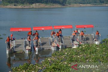 TNI AD produksi perahu ponton penarik sampah di Sungai Citarum