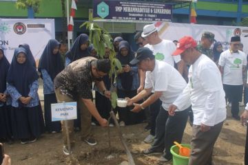 Kemenko PMK-Muhammadiyah tanam pohon dan beri makan sehat di Samarinda