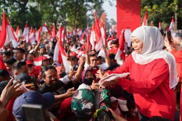 Khofifah bagikan bendera ke 30 ribu peserta jalan sehat Kota Mojokerto