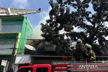 Gudang sepatu di Cibaduyut terbakar, 16 armada damkar dikerahkan