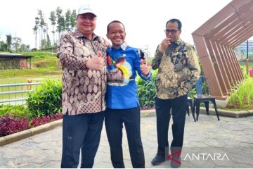 Airlangga dan Bahlil akrab di IKN, rangkulan hingga foto bersama