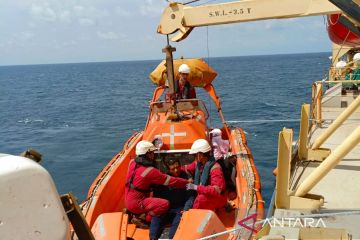 Potret proses evakuasi ABK kapal sakit di perairan Belitung Timur