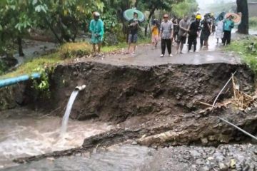 Banjir putus akses jalan wisata di Mamuju