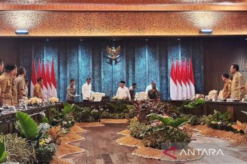 Presiden Jokowi pimpin pertemuan dengan para gubernur di IKN