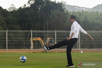 Presiden Jokowi tinjau lapangan pusat pelatihan nasional PSSI di IKN