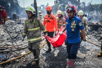 Satu orang meninggal dunia dalam kebakaran yang menghanguskan 120 rumah di Penjaringan