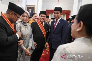 Presiden beri penghargaan 64 tokoh, mulai Surya Paloh, Prabowo Subianto, hingga Erick Thohir