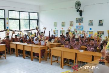 Sinar Primera rayakan HUT Ke-79 RI bagikan 8.000 buku ke sekolah sasar