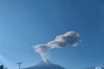 Badan Geologi ingatkan warga Desa Nawokote waspada abu Gunung Lewotobi