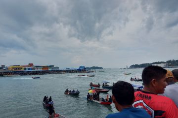 Pelabuhan Belakangpadang dipadati warga saksikan lomba 17 Agustus