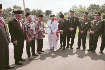 Pemkab Agam berikan penghargaan pada seorang kakek berjiwa patriot