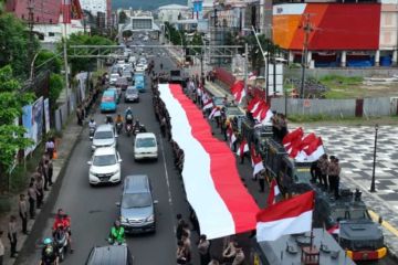 Ditsamapta Polda Sulut bentangkan bendera Merah Putih ukuran 79 meter