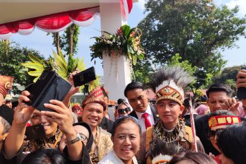 Gibran sapa dan berswafoto dengan tamu undangan di Istana Merdeka