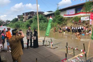 Warga Kampung Aur Medan gelar upacara HUT RI di tengah Sungai Deli