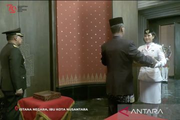 Kasetpres menyerahkan Sang Merah Putih ke Purna Paskibraka 2023