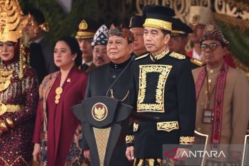 Presiden kenakan baju adat Kalimantan Timur saat upacara di IKN