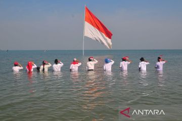 Warga gelar upacara peringatan HUT RI di Pantai Pelayara Jepara