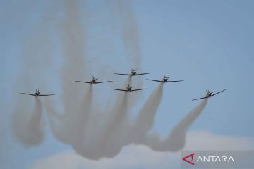 Atraksi Jupiter Aerobatic Team pada upacara penurunan duplikat Bendera Pusaka di IKN