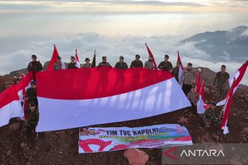 Sebuah perjalanan kibarkan Merah Putih di Puncak Kerinci