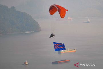 Penerbang beraksi di udara kampanyekan merdeka dari batu bara