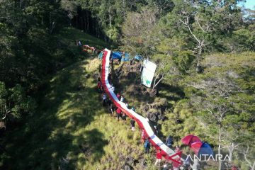 BKSDA Sultra kibarkan Bendera Merah Putih 79 meter di Puncak Buton