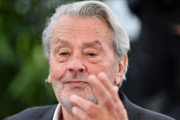 Aktor legendaris Prancis Alain Delon meninggal pada usia 88 tahun